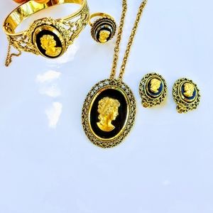 RARE VTG Signed Whiting Davis Bright Gold Cameo